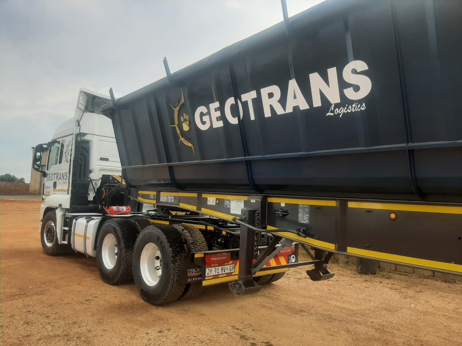34 Ton Side Tipper for hire in Gauteng